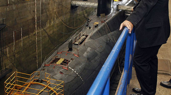 [사진] 핵잠수함 기지 방문한 사르코지