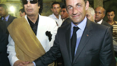 [사진] 카다피-사르코지 '악수'