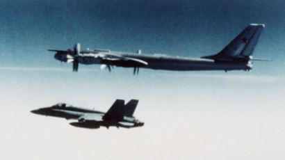 괌 미군기지 코앞까지 날아온 러시아의 장거리 폭격기 Tu-95