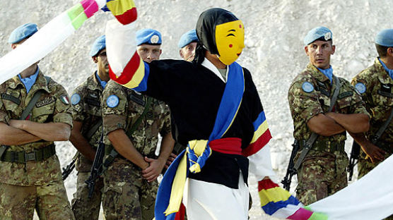 [사진] 한국군, 레바논서 평화의 탈춤