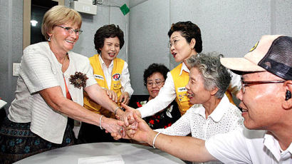 [사진] 한국 이산가족 만난 레나테 홍