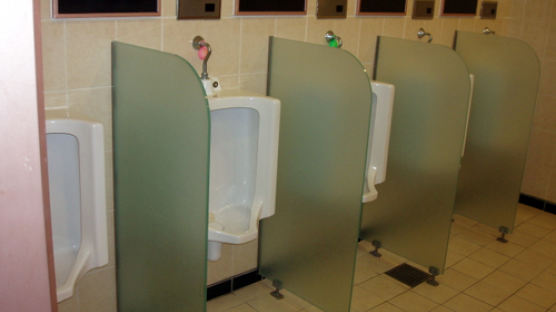 [blog+] 남자 화장실 ‘한 칸 건너 법칙’