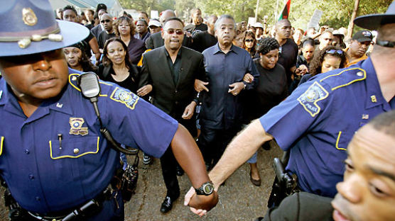 [사진] 손잡은 흑인들 '인종 차별' 항의
