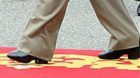 변하지 않은 김정일 국방위원장의 ‘키 높이 구두’