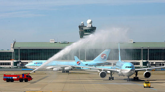 [사진] 인천공항 100만 번째 운항 축하 물세례