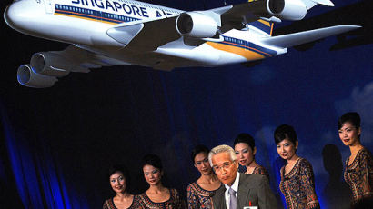 [사진] 에어버스 A380 1호기 싱가포르 항공에 인도
