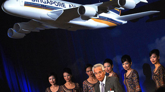 [사진] 에어버스 A380 1호기 싱가포르 항공에 인도