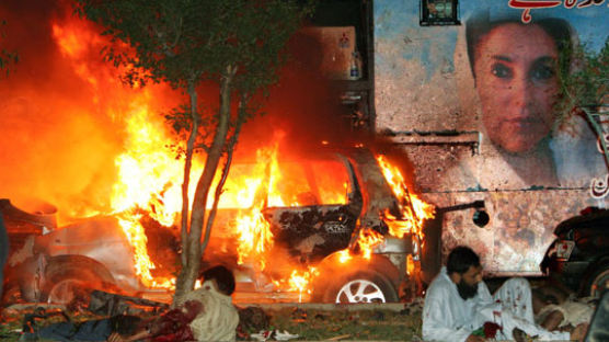 파키스탄 부토 8년 만의 귀국길 폭탄 테러 … 130여 명 사망
