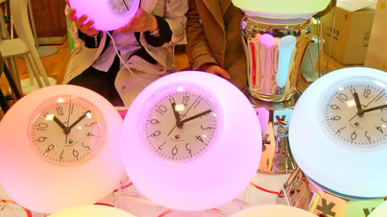 [사진] 무지갯빛 조명 시계
