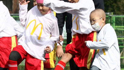 [사진] ‘슛돌이’된 소아암 어린이들
