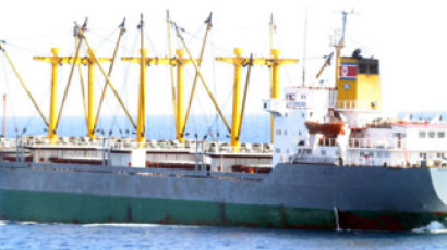 소말리아 해적에 당할 뻔한 북한 대홍단호 미국 군함이 계속 호위