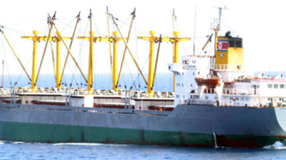 소말리아 해적에 당할 뻔한 북한 대홍단호 미국 군함이 계속 호위
