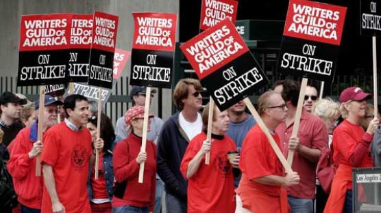 할리우드 작가들 '파업 피켓'