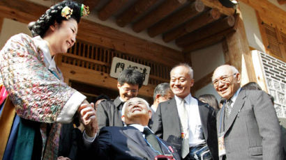 112년 전 명성황후 시해한 일본 자객 외손자 "할아버지가 틀렸다" 눈물