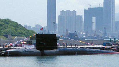 중국 잠수함, 경계 뚫고 미 항모 키티호크에 접근 "50년 전 스푸트니크만큼 충격"