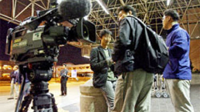 '김경준 취재' 한국 기자 LA공항에 수십 명 대기