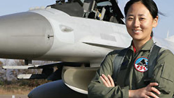KF-16 첫 여성 조종사 하정미 대위