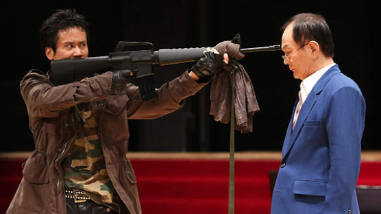 히딩크처럼 나타난 연출가 헤어초크 … 한국 연극에 테러를 가하다