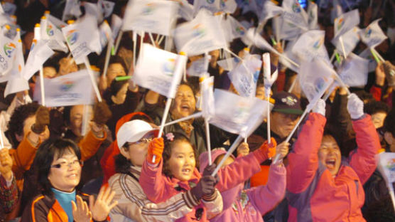 밤 꼬박 새운 여수 … 시청 앞 수천 명 응원전