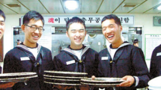 한국 해군 순항함대 '함상 리셉션' 가보니…용왕님도 놀랄 요리 퍼레이드
