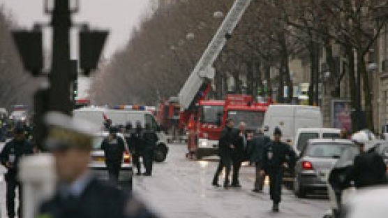 파리 샹젤리제 거리 빌딩서 소포폭탄 터져 최소 1명 사망 5명 부상