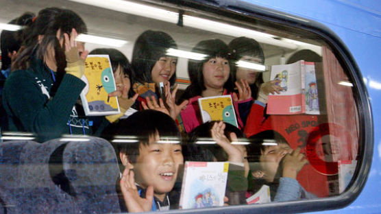 [사진] 책 읽는 기차여행