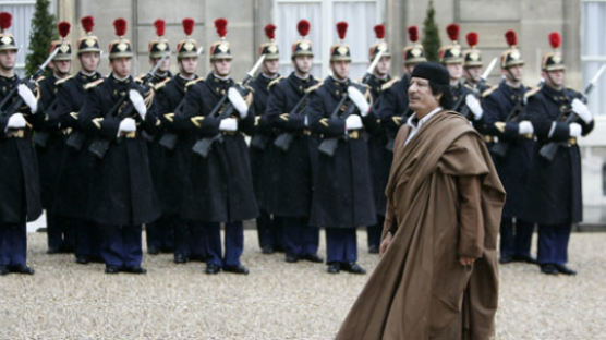 카다피, 프랑스에 선물 공세