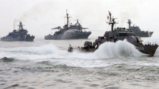 [사진] 고속기동 통해 방제작업 벌이는 해군