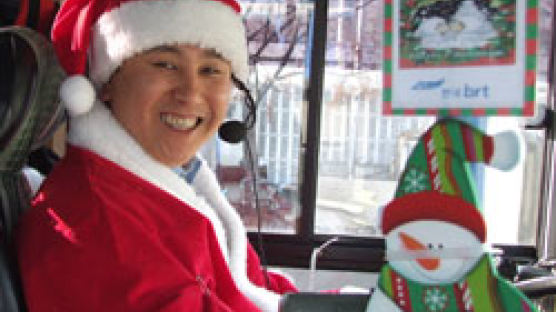“산타 버스 탄 승객 행복하세요”