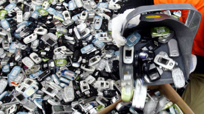 [포토뉴스] 재활용 기다리는 휴대전화들