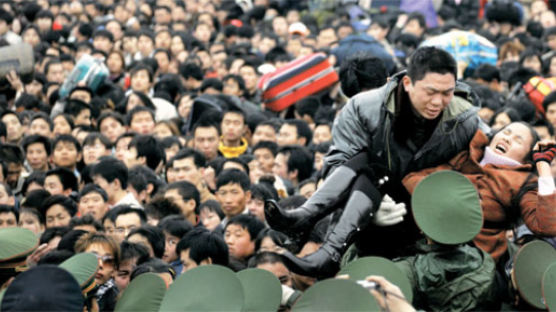 폭설로 발 묶인 광저우역 … 37만 명 귀향 포기했지만
