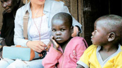 공지영 ‘아프리카서 희망 찾기’ ① 가난에 갇힌 우간다 어린이