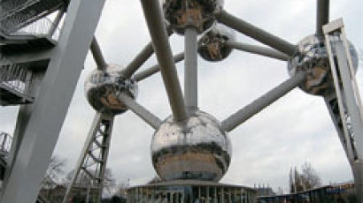 브뤼셀 미래도시 전략의 상징 ‘아토미움’ … 50년 전 세운 우주도시 같은 타워