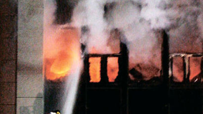 광화문 정부중앙청사에 화재…30여분만에 불길 잡혀