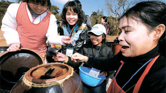 [사진] 외국서 시집 온 여성의 장 담그기