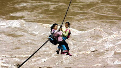 폭 170m 강 줄 걸어 등교하는 중국 초등생들