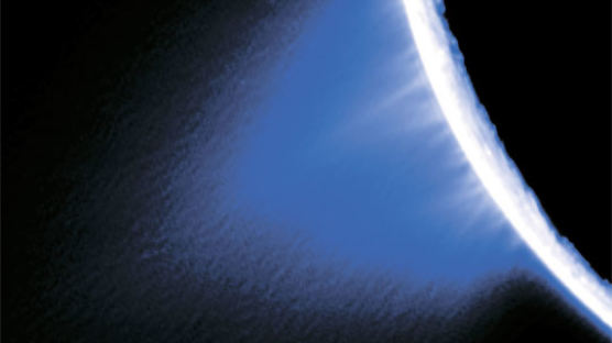 [사진] 얼음 입자 내뿜는 토성의 위성