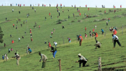 [사진] 케냐 부족들, 화살 들고 땅싸움