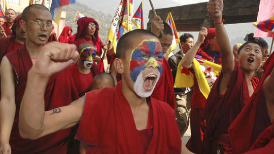 올림픽 성화 ‘티베트 불씨’ 잘 넘을까