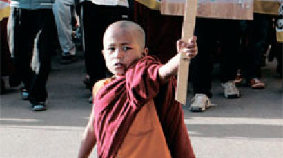 ‘티베트 청결공정’… 시위자 수천 명 연행