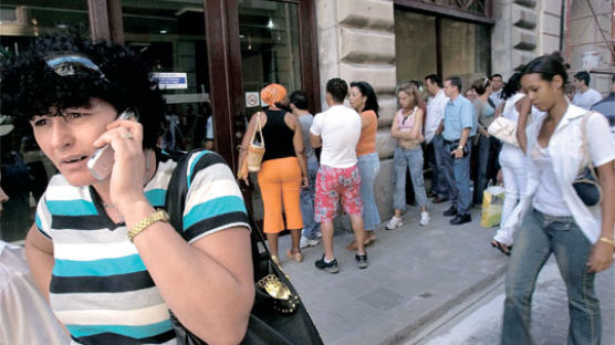 [사진] 쿠바 휴대전화 자유화 … 연봉 절반 값에도 장사진