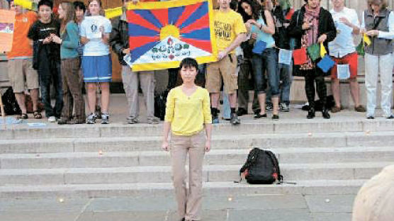 중 여대생 “티베트 지지” 시위에 대륙 발칵