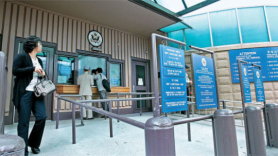 [사진] 미국 대사관 정전 … 비자 발급 중단 소동