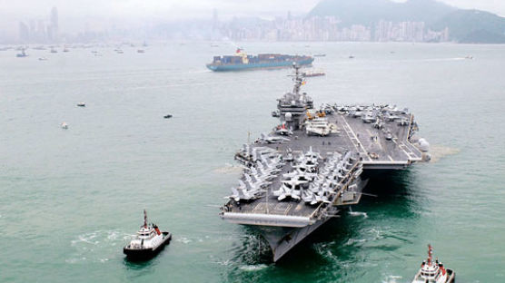 [사진] 홍콩 입항하는 미 항공모함 키티호크