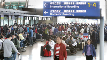 [사진] ‘징검다리 연휴’ 붐비는 공항