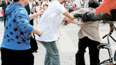 [클릭joins.com] “성화 폭력 중국인 엄벌해야” 들끓는 네티즌