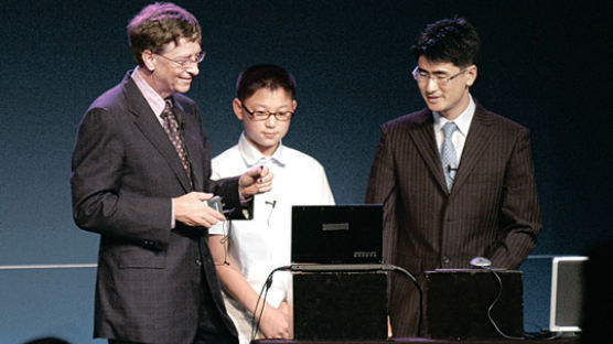 빌 게이츠, 인도네시아서 한국 초등생·교사 초청 미래의 ‘전자책 수업’ 소개