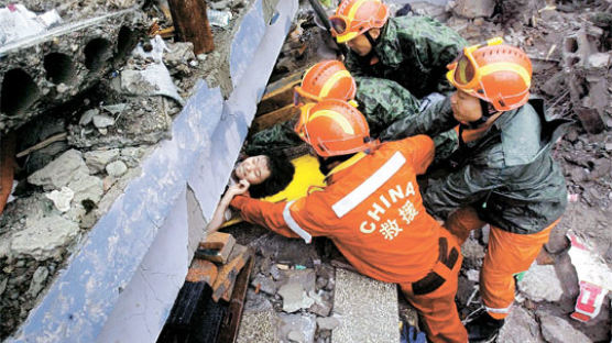 ‘지진 대재앙’ 중국, 가족찾기 대장정 시작됐다