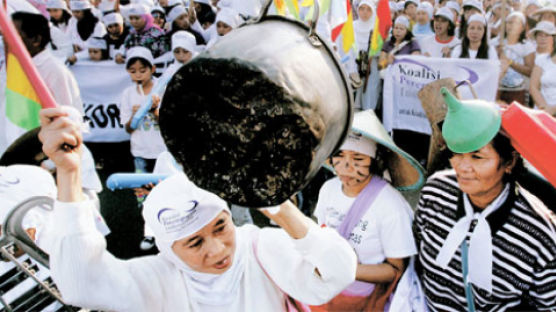 기름값 30% 올리자 인도네시아 민심 ‘불’