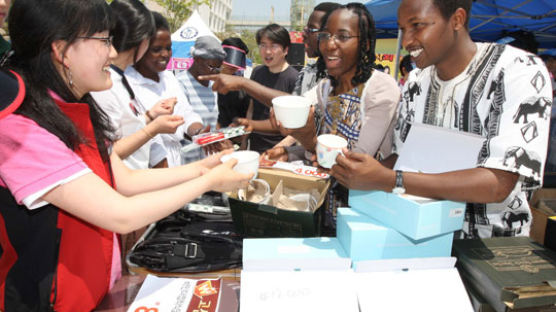[사진] 아프리카 유학생 돕기 바자회